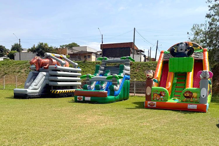 escorregadores e brinquedos infláveis